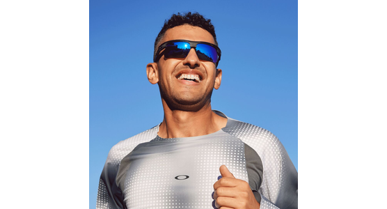 Laufender Mann mit der Oakley BiSphaera Prizm Sapphire Polarized OO9400 940005 - Ansicht 12