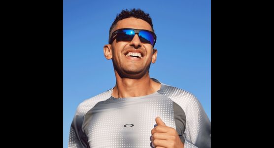 Laufender Mann mit der Oakley BiSphaera Prizm Sapphire Polarized OO9400 940005 - Ansicht 12